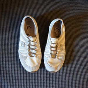 Skechers Sport Wear Women Grey Cream Slip-On Leather/Textile Upper Sneakers 7